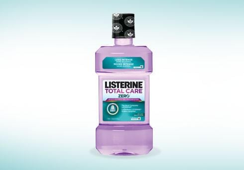 Flacon du rince-bouche violet Listerine Total Care